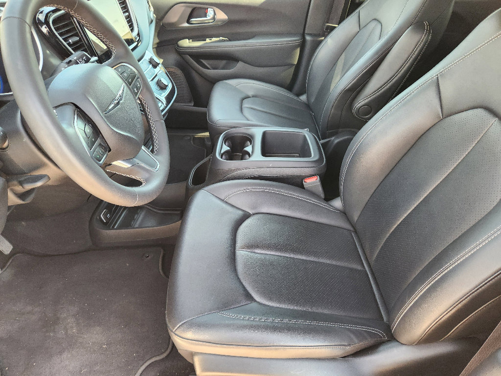 Used 2025 Chrysler Pacifica Select image 14