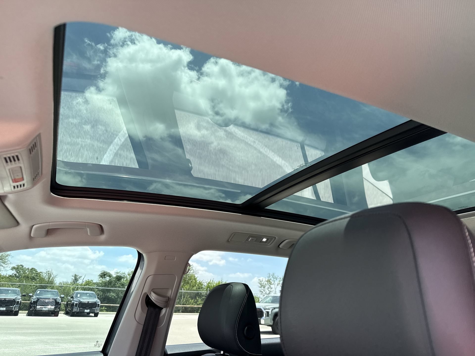 Used 2022 Volkswagen Tiguan SE w/ Panoramic Sunroof Package AWD/4WD image 16
