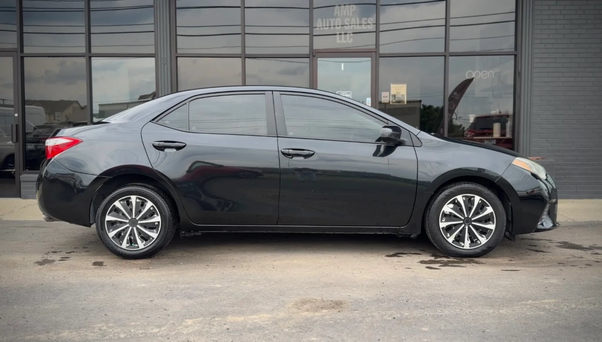 Used 2016 Toyota Corolla LE FWD image 2