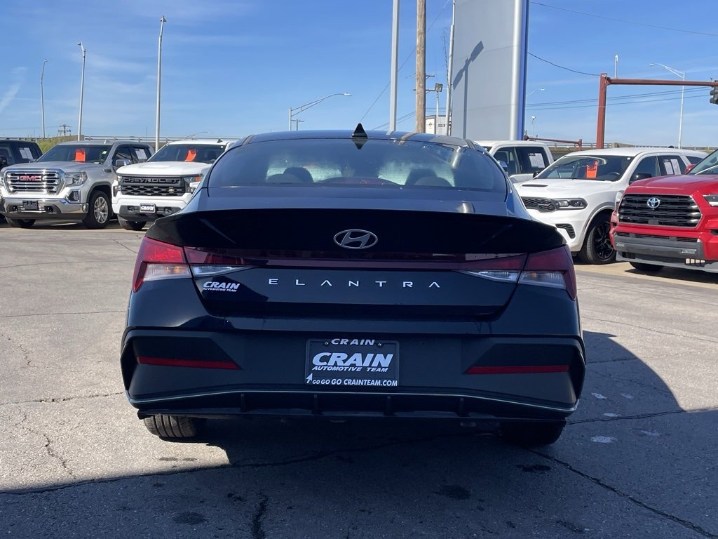 Used 2025 Hyundai Elantra Sport image 6