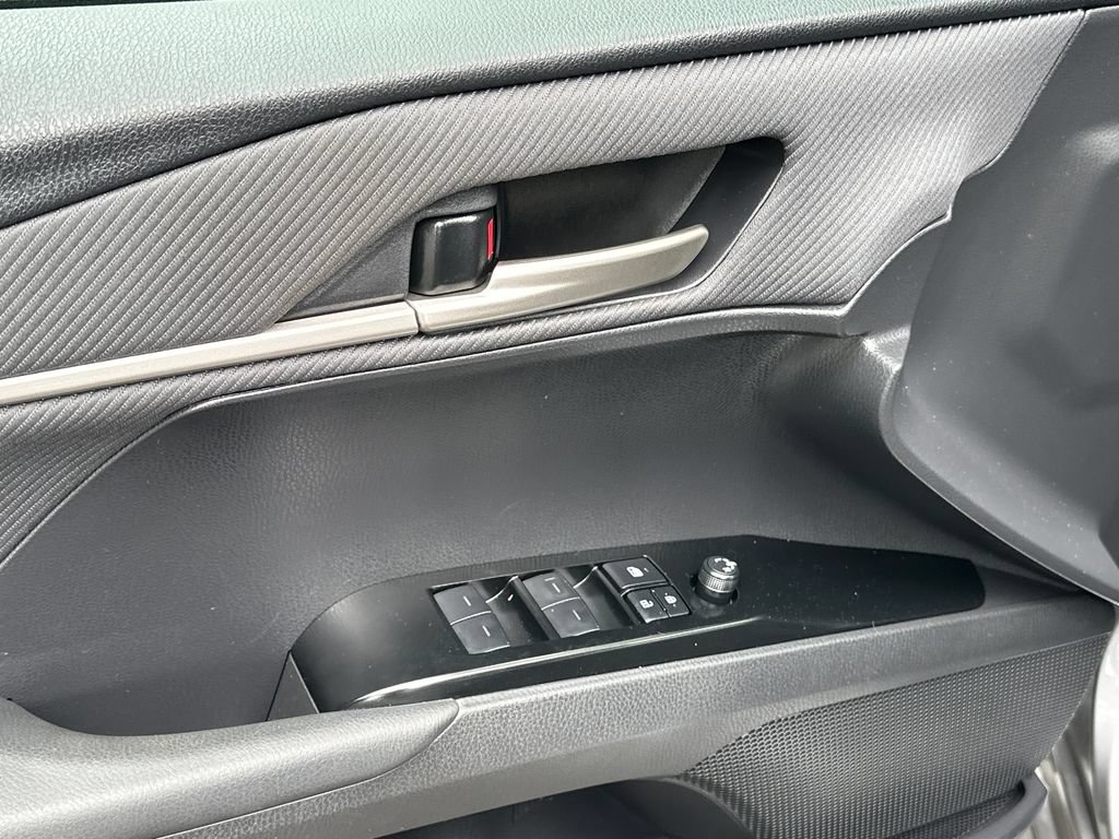 Used 2025 Toyota Camry SE FWD image 12