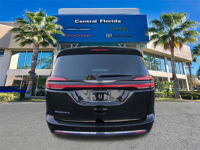 Certified 2024 Chrysler Pacifica Touring-L image 6