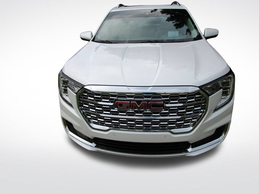 Used 2024 GMC Terrain Denali w/ Denali Premium Package AWD/4WD image 5