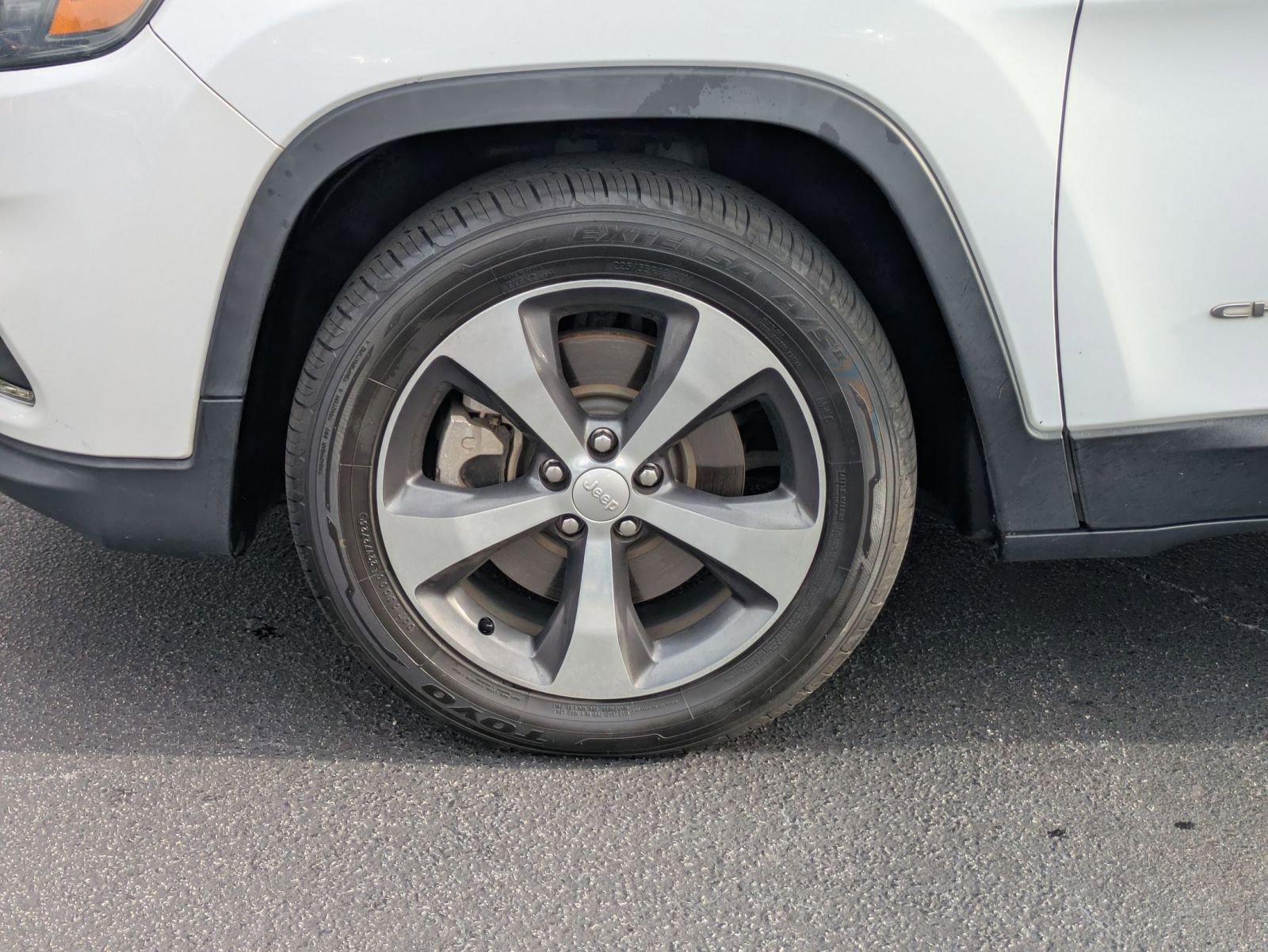 Used 2019 Jeep Cherokee Limited image 32