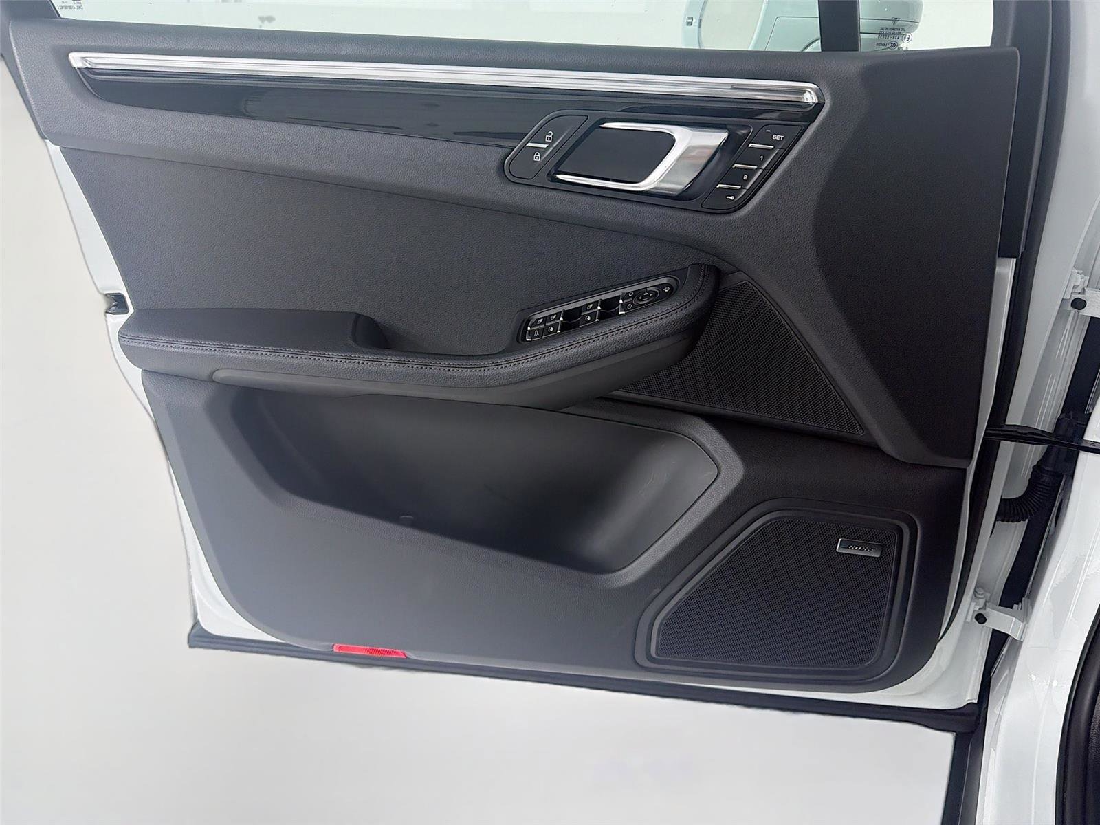 Certified 2025 Porsche Macan image 6