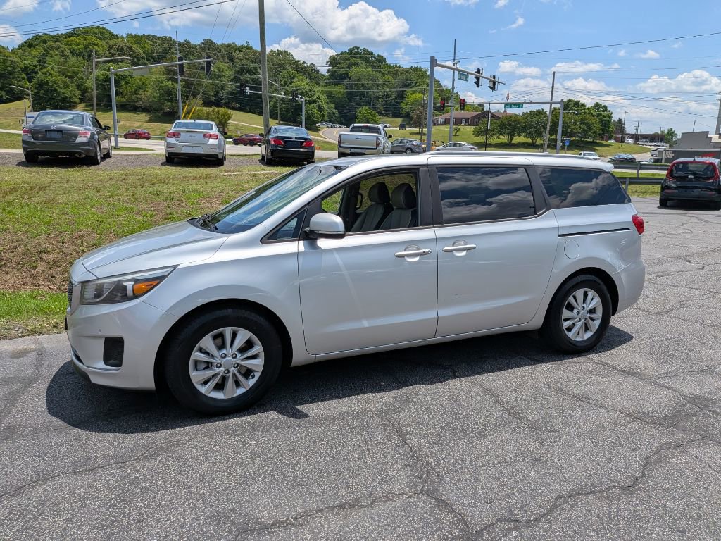 Used 2017 Kia Sedona LX w/ LX Essentials Premium Package FWD image 2