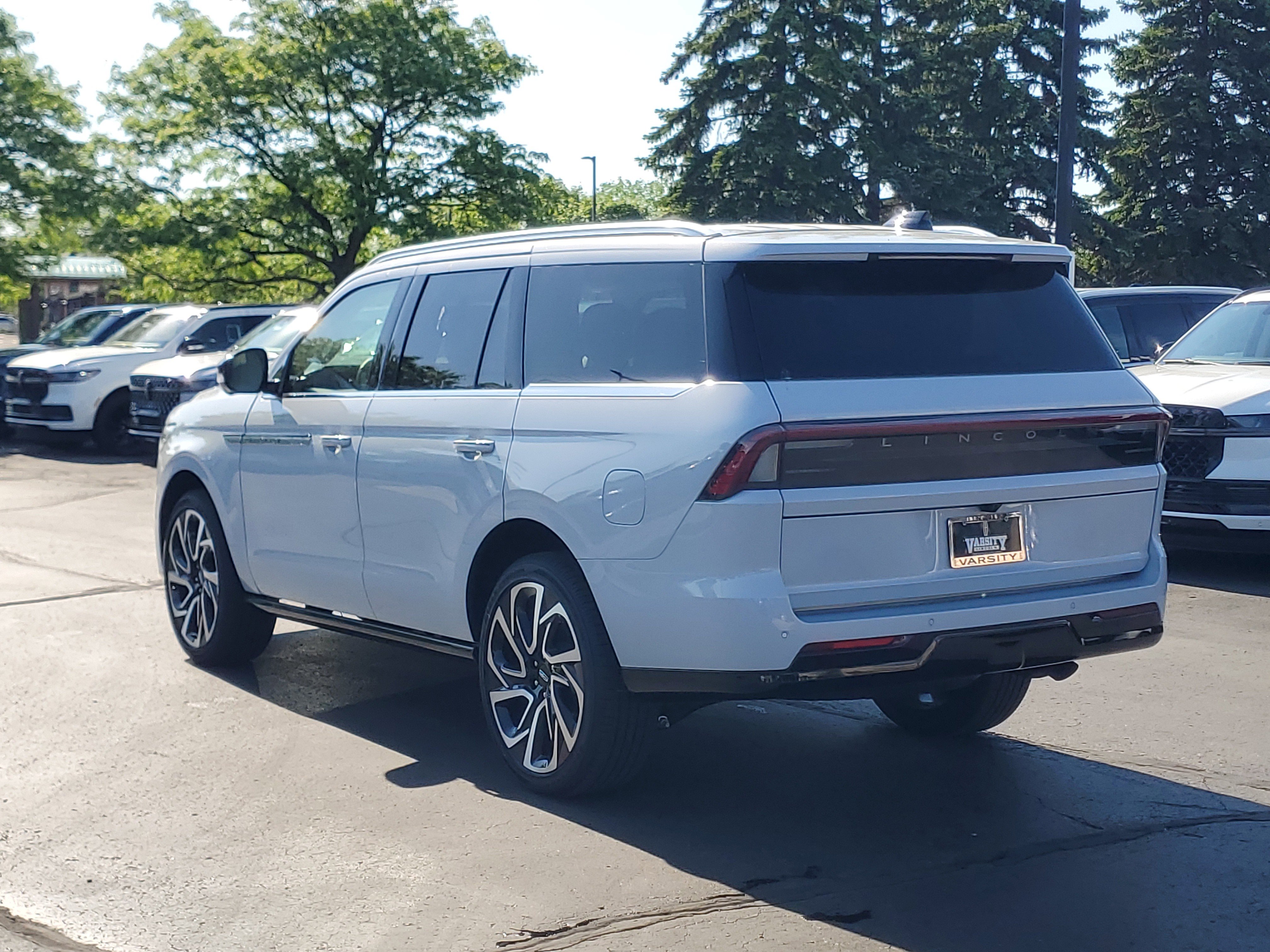 New 2026 Lincoln Navigator Reserve AWD/4WD image 3