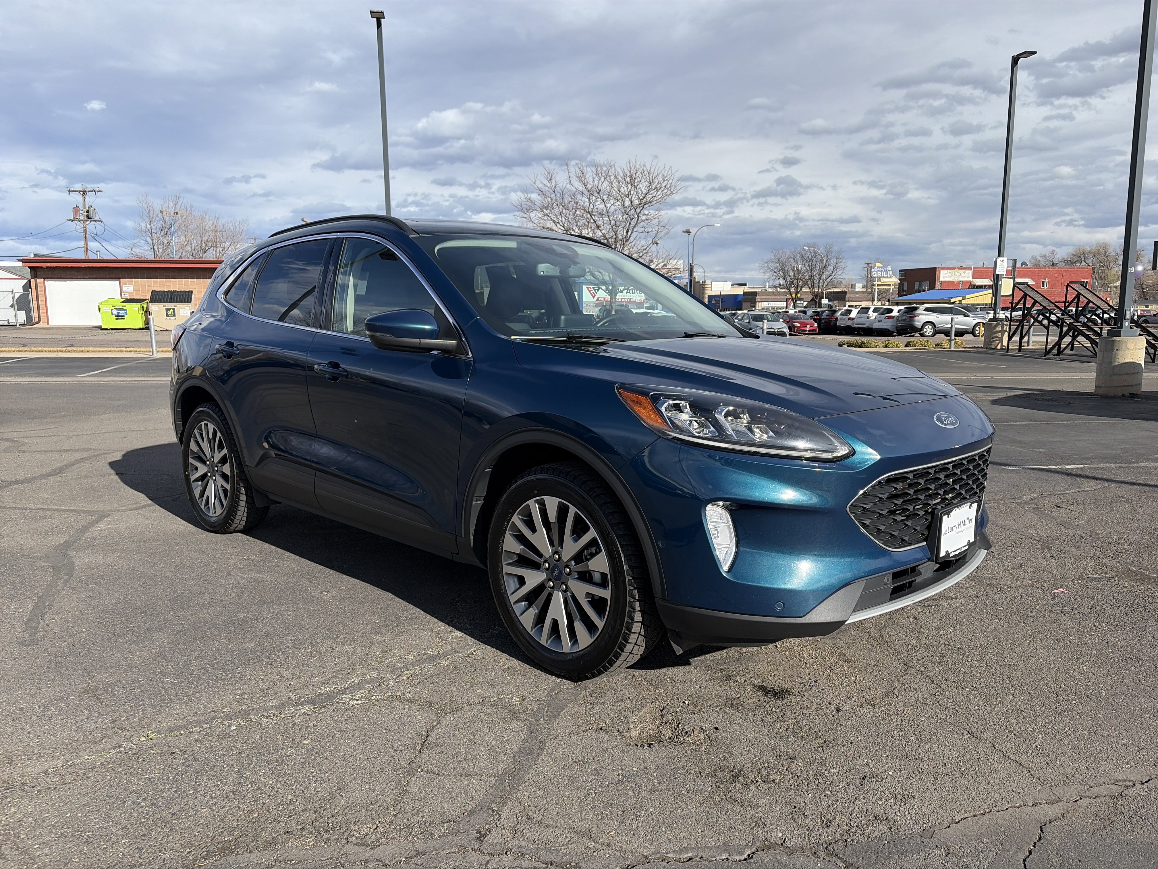 Used 2020 Ford Escape Titanium image 3