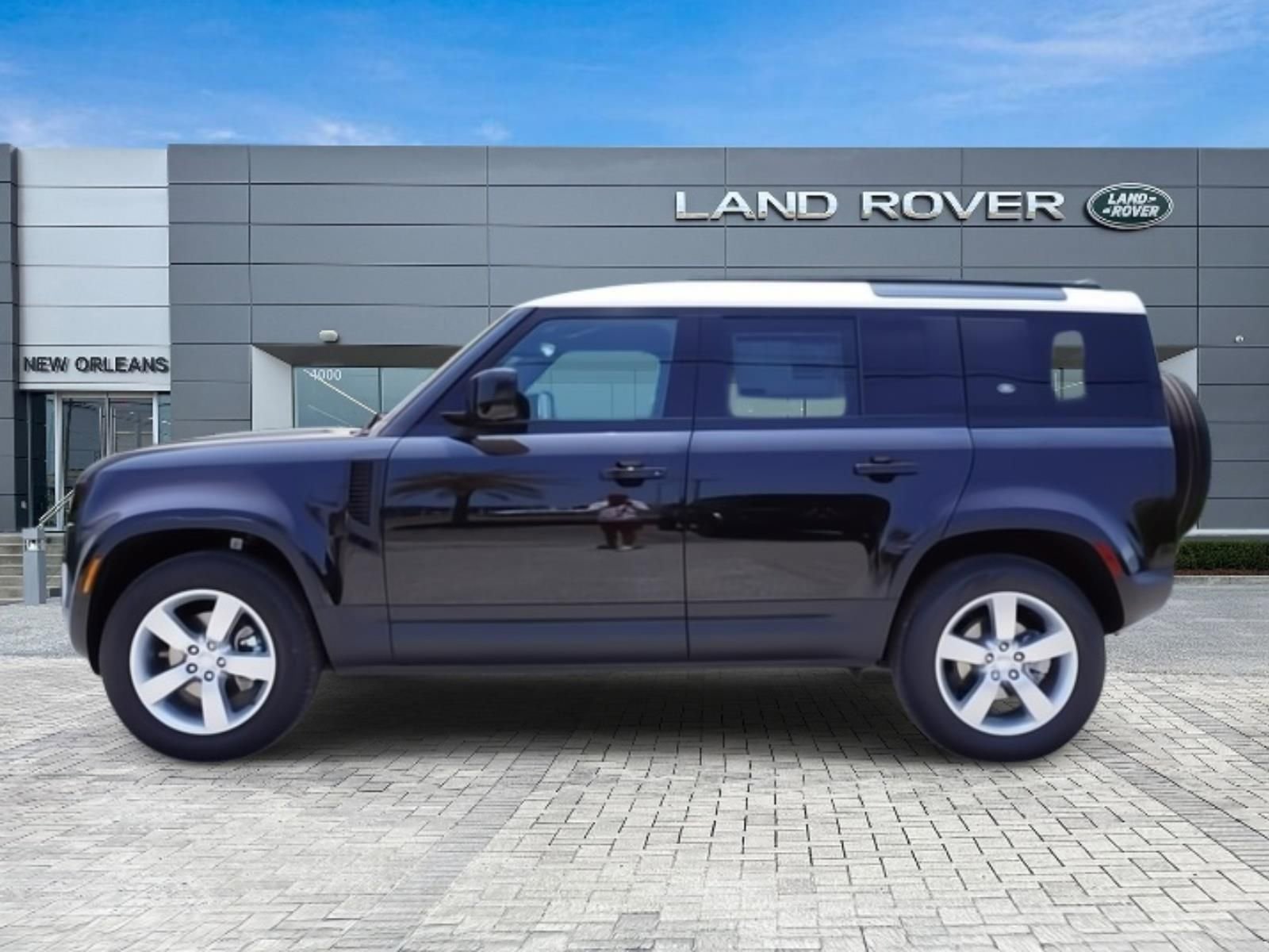 New 2024 Land Rover Defender 110 S image 5