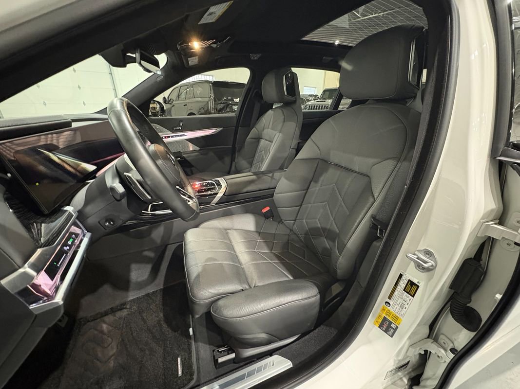 Used 2024 BMW i7 xDrive60 image 9