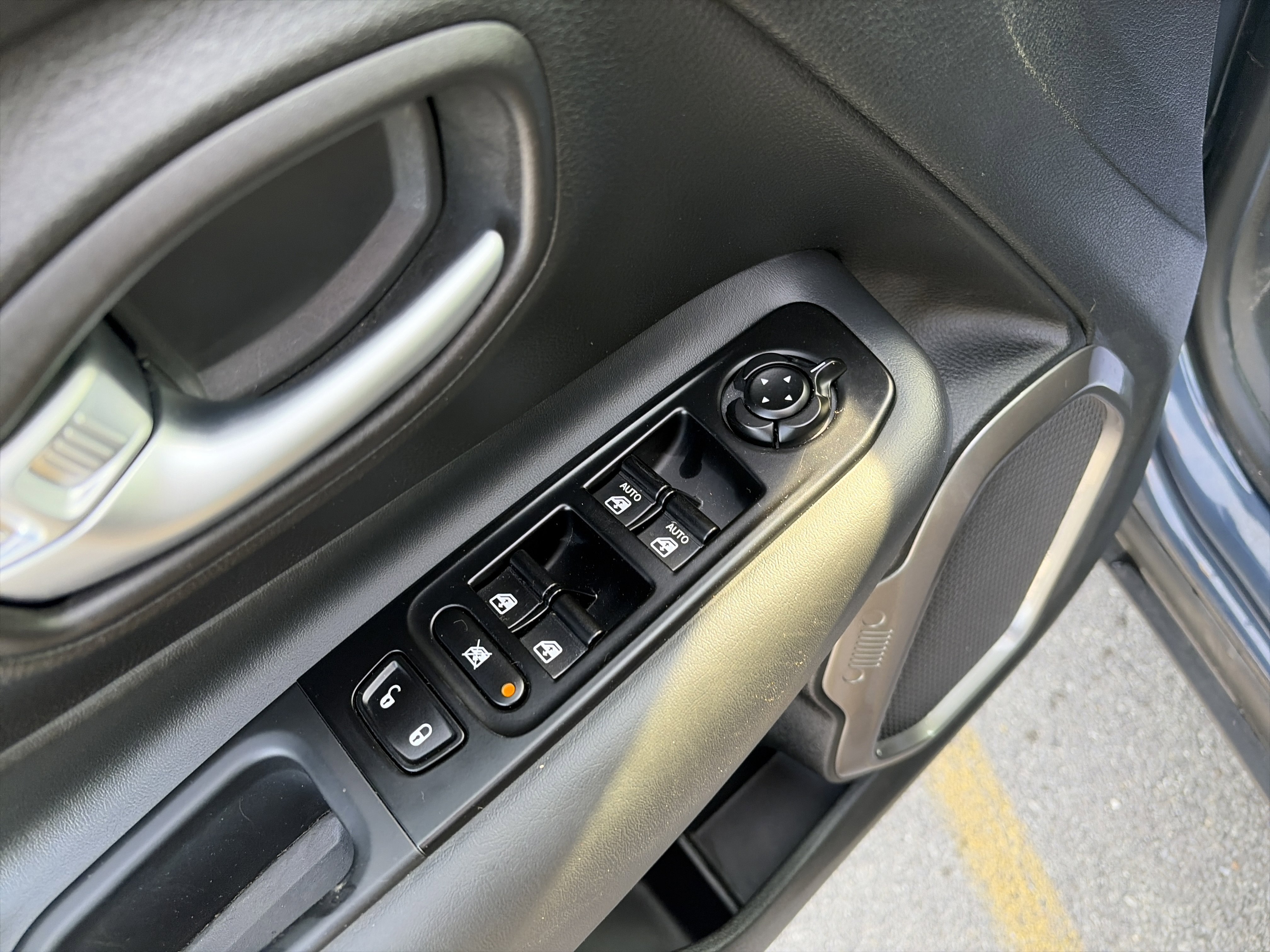 Used 2022 Jeep Renegade Latitude AWD/4WD image 16