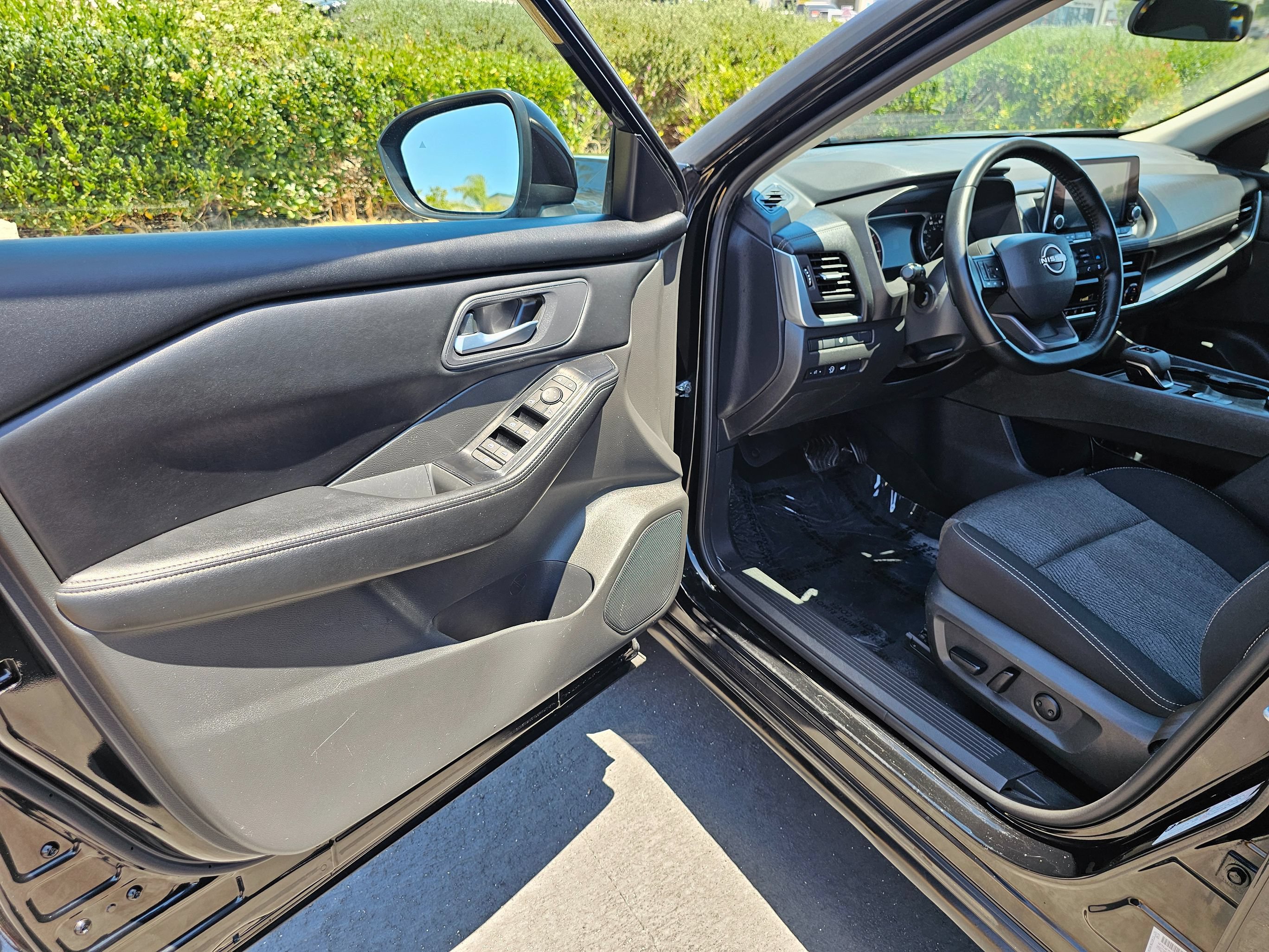 Used 2025 Nissan Rogue SV AWD/4WD image 15