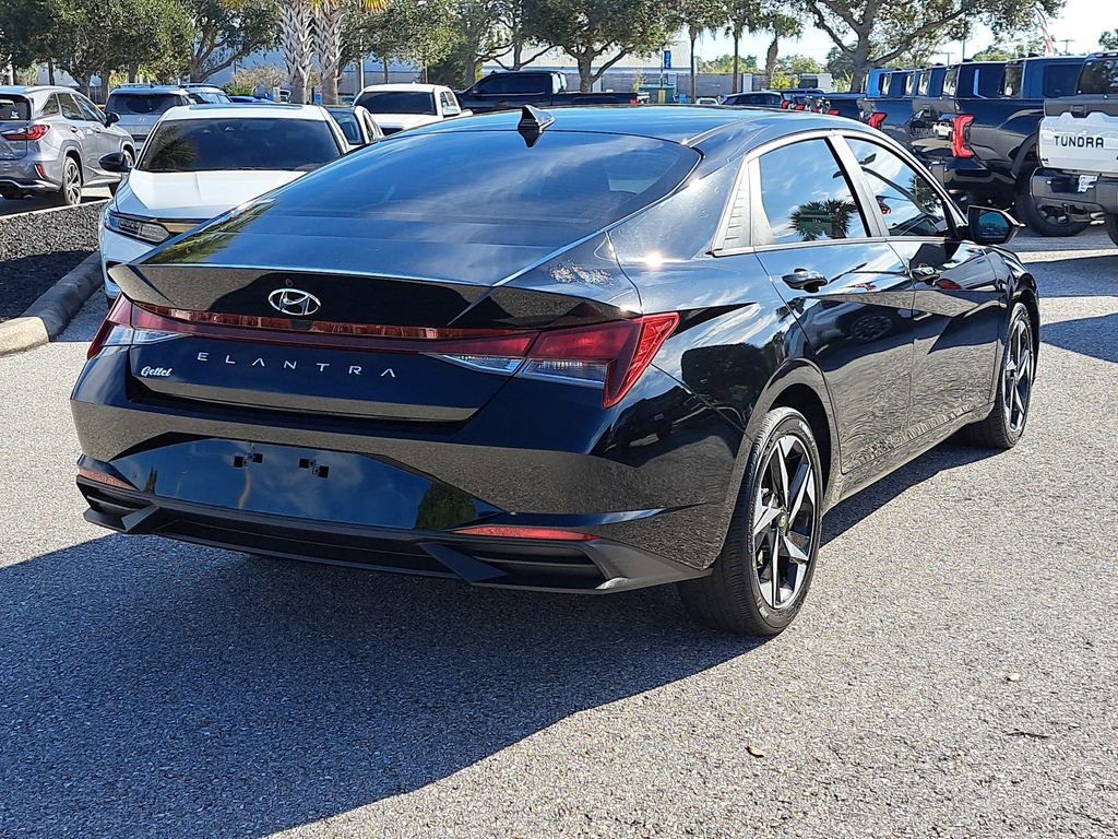 Used 2023 Hyundai Elantra SEL w/ Convenience Package image 3