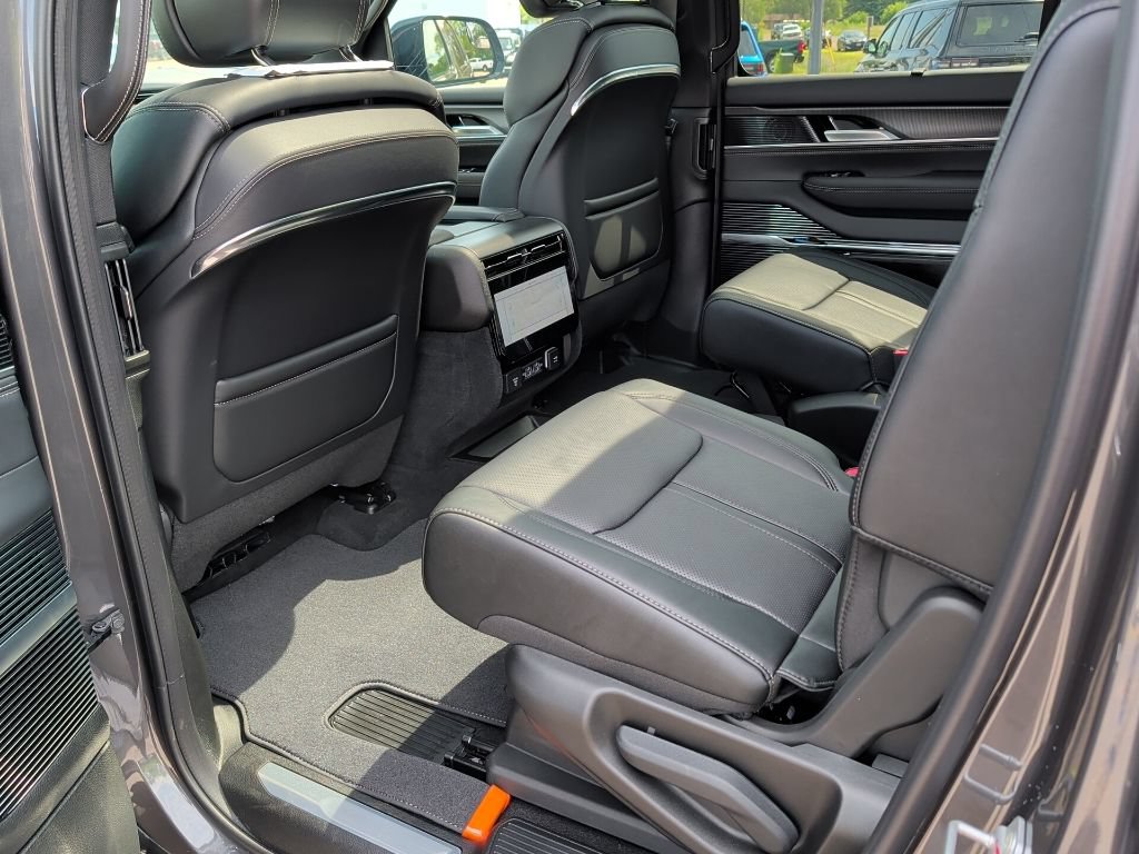New 2026 Jeep Grand Wagoneer Summit AWD/4WD image 37
