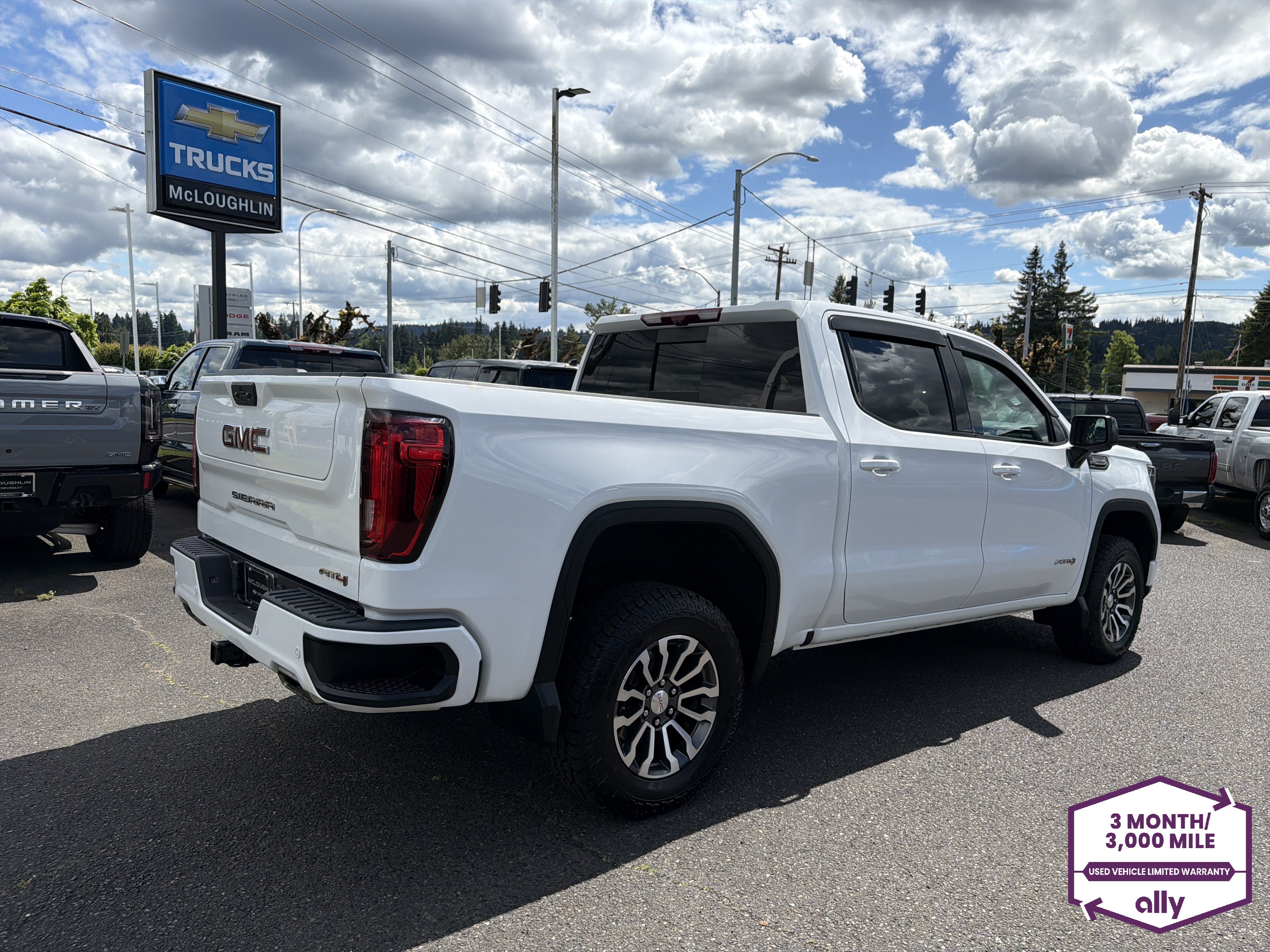 Used 2023 GMC Sierra 1500 AT4 w/ Technology Package AWD/4WD image 5