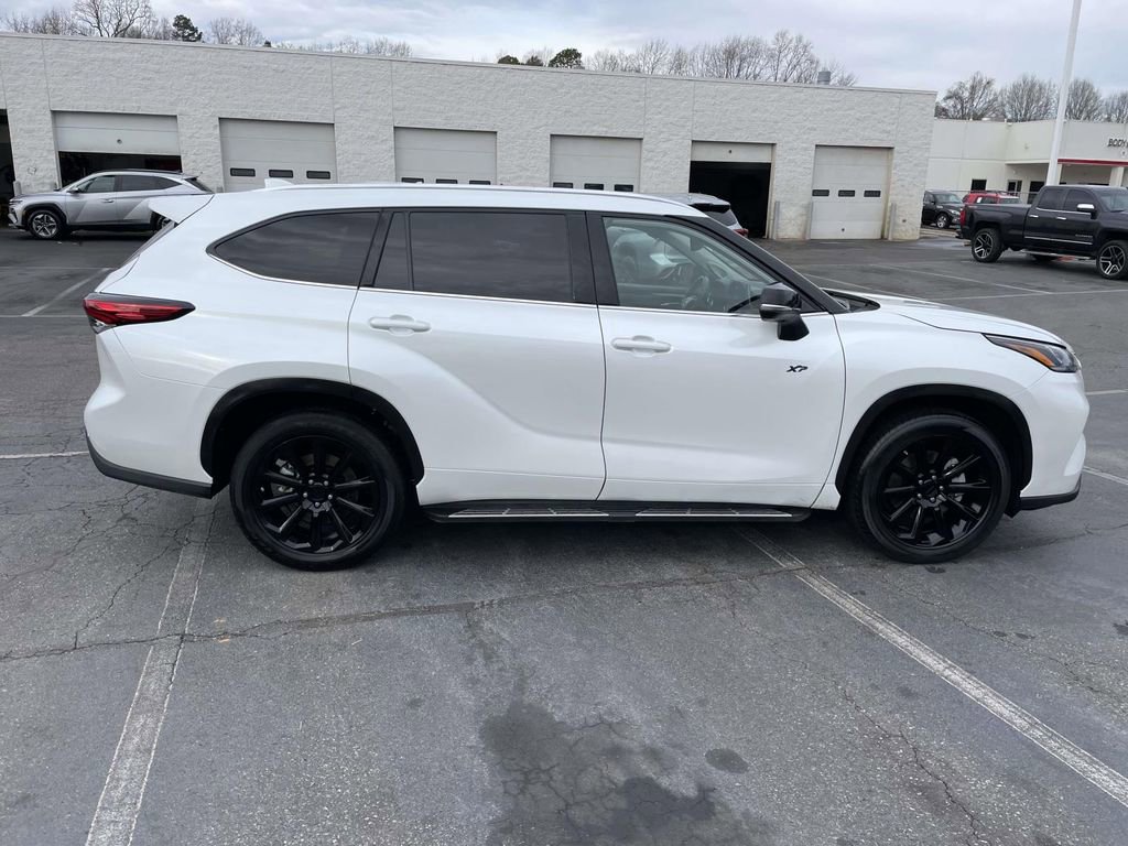 Used 2023 Toyota Highlander Limited image 12