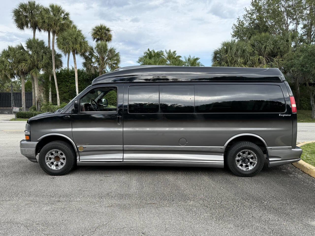 Used 2007 Chevrolet Express 2500 Extended w/ Preferred Equipment Group RWD image 2