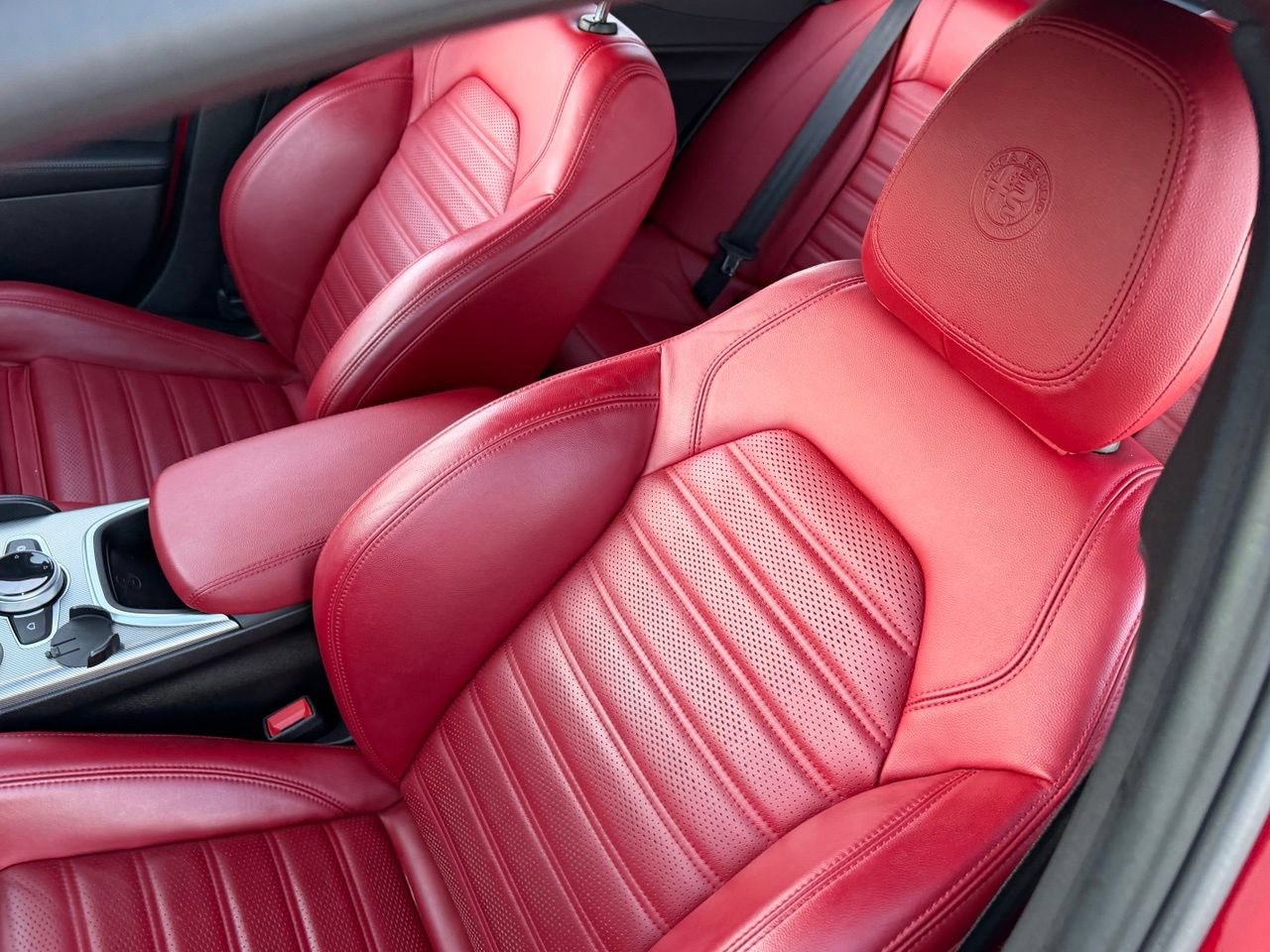 Used 2022 Alfa Romeo Giulia Veloce RWD image 32
