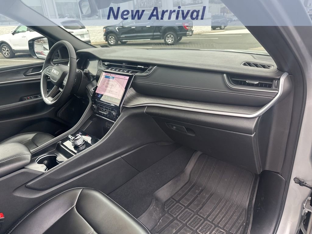 Used 2024 Jeep Grand Cherokee L Limited w/ Black Appearance Package image 7