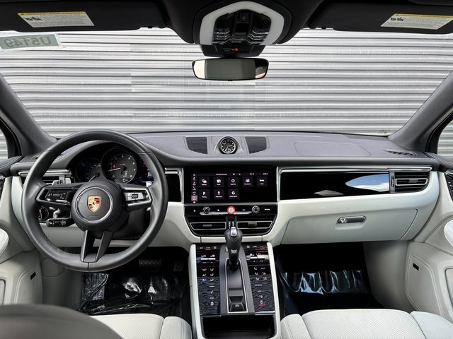 Certified 2025 Porsche Macan image 13
