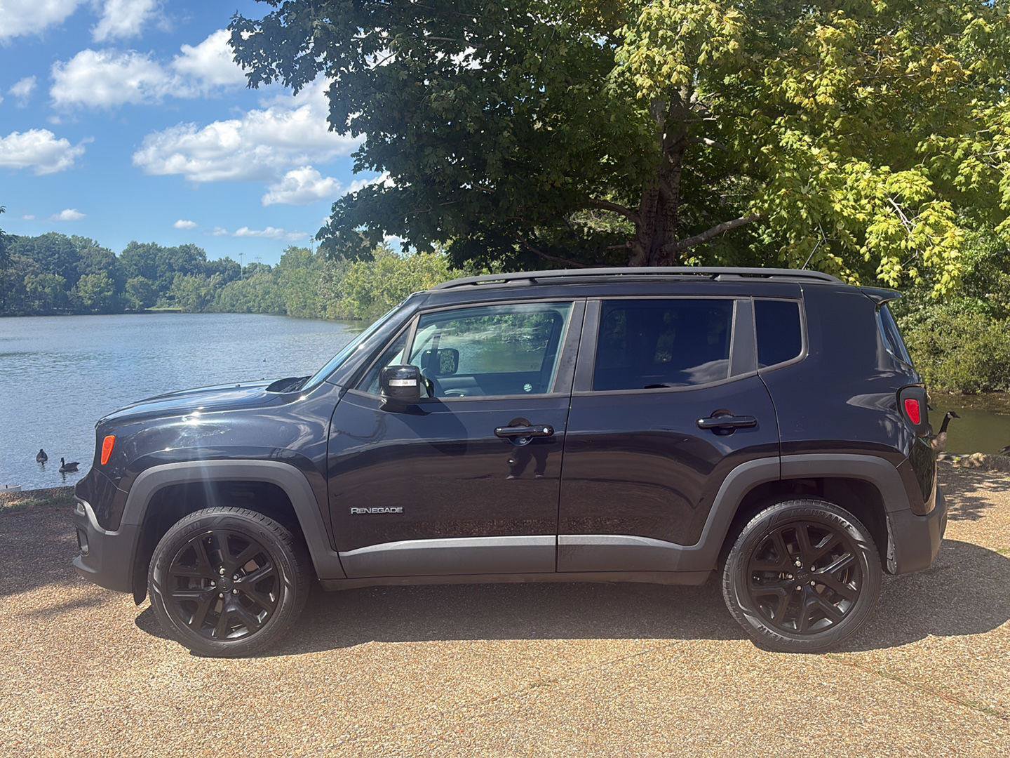 Used 2016 Jeep Renegade Latitude AWD/4WD image 10