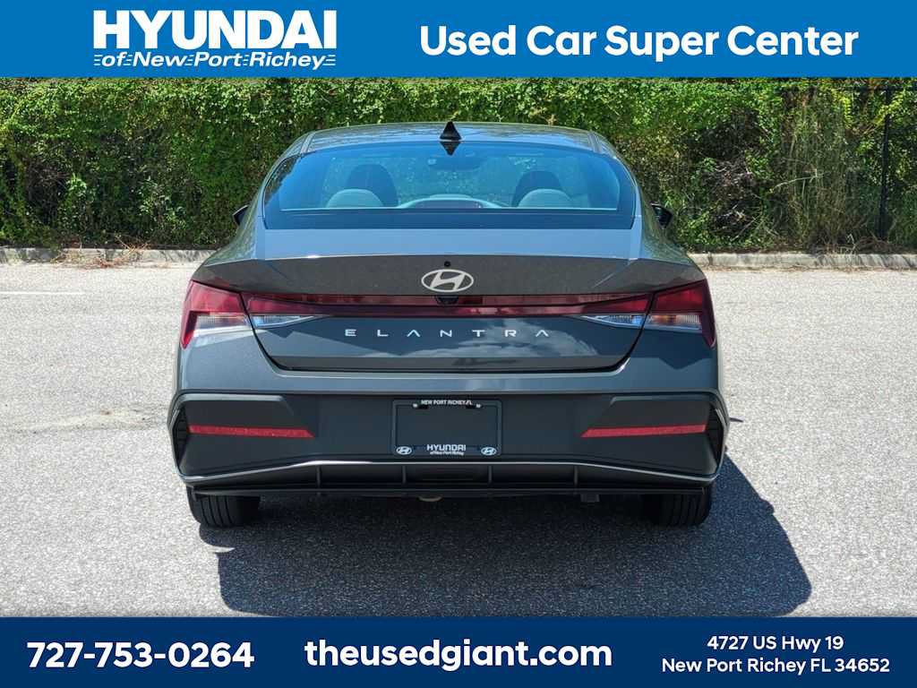 Used 2025 Hyundai Elantra SE FWD image 4