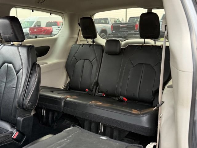 Used 2019 Chrysler Pacifica Touring-L FWD image 17