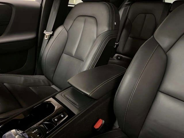 Used 2025 Volvo XC40 B5 Plus image 8