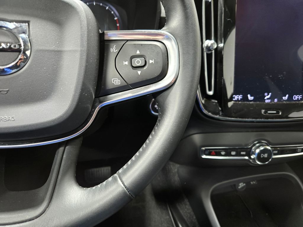 Used 2019 Volvo XC40 T5 Momentum image 16