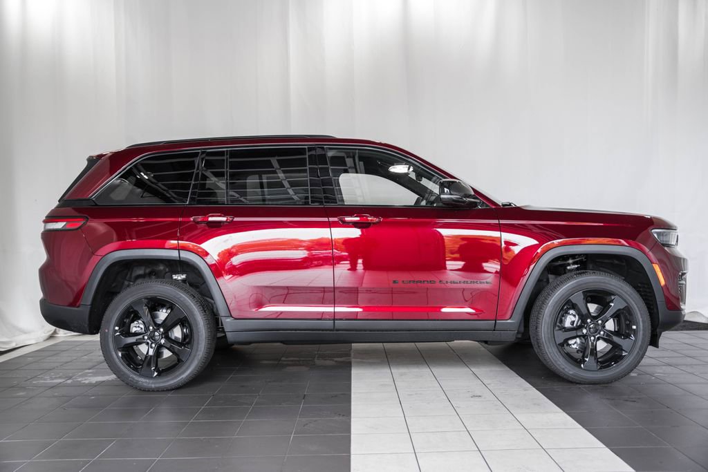 New 2025 Jeep Grand Cherokee Altitude image 3