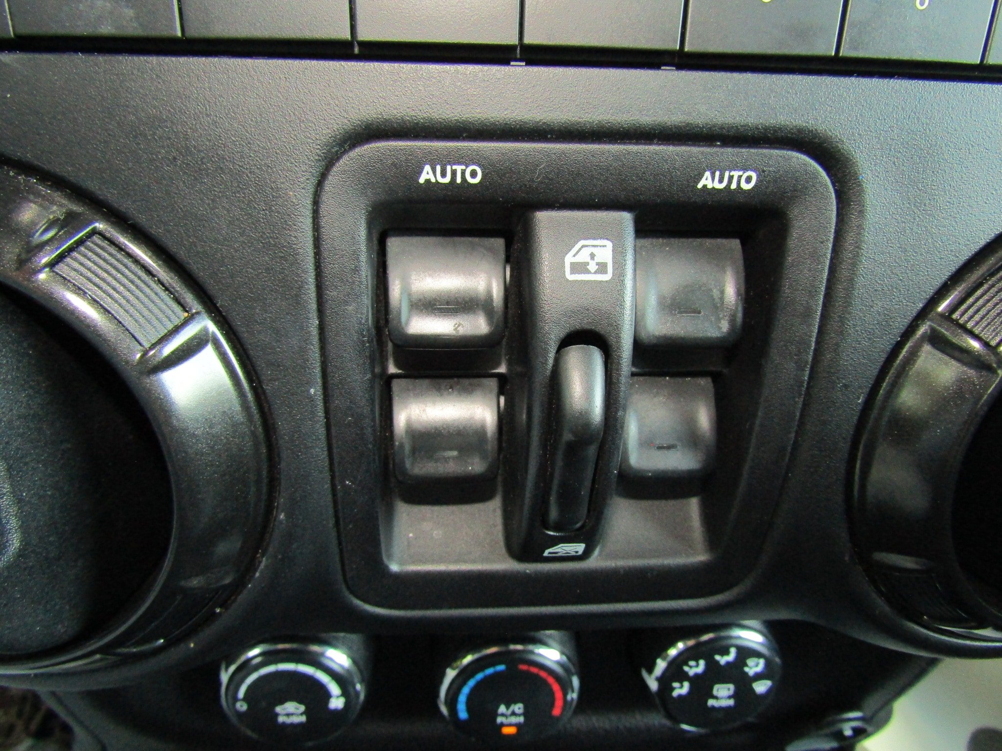 Used 2017 Jeep Wrangler Unlimited Sahara AWD/4WD image 28
