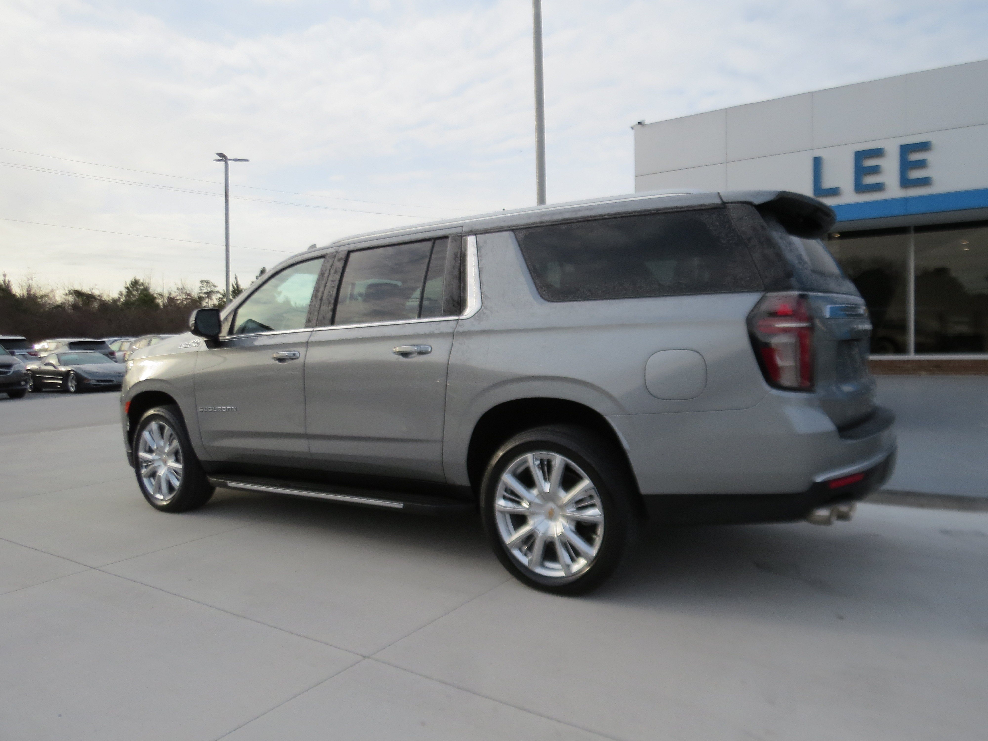 Used 2023 Chevrolet Suburban High Country RWD image 3