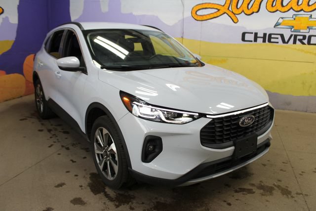 Used 2025 Ford Escape Platinum AWD/4WD image 2