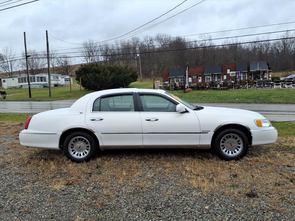 Used 2001 Lincoln Town Car Cartier image 2