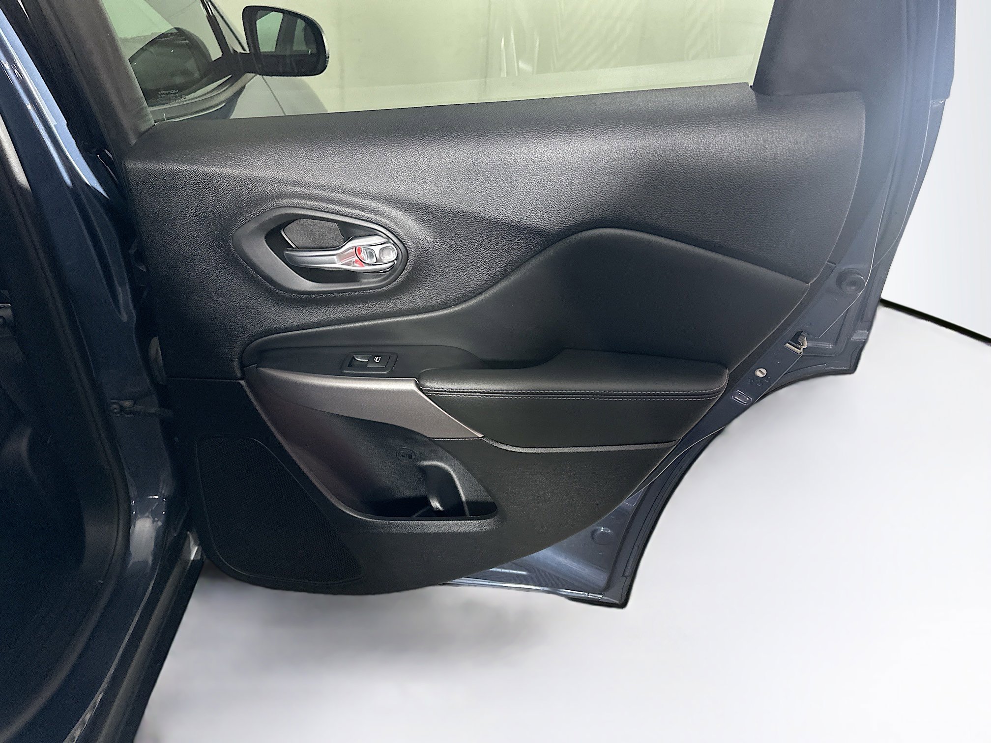 Used 2021 Jeep Cherokee Latitude image 28