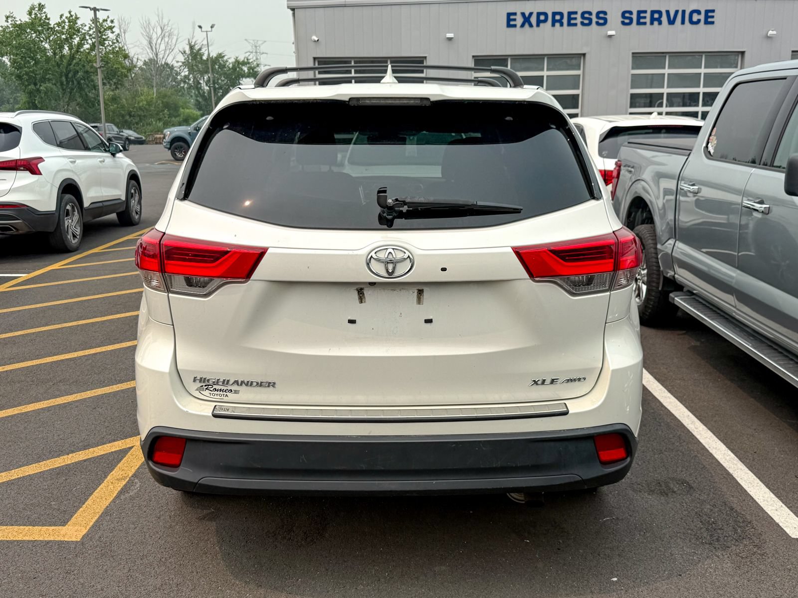 Used 2019 Toyota Highlander XLE AWD/4WD image 4
