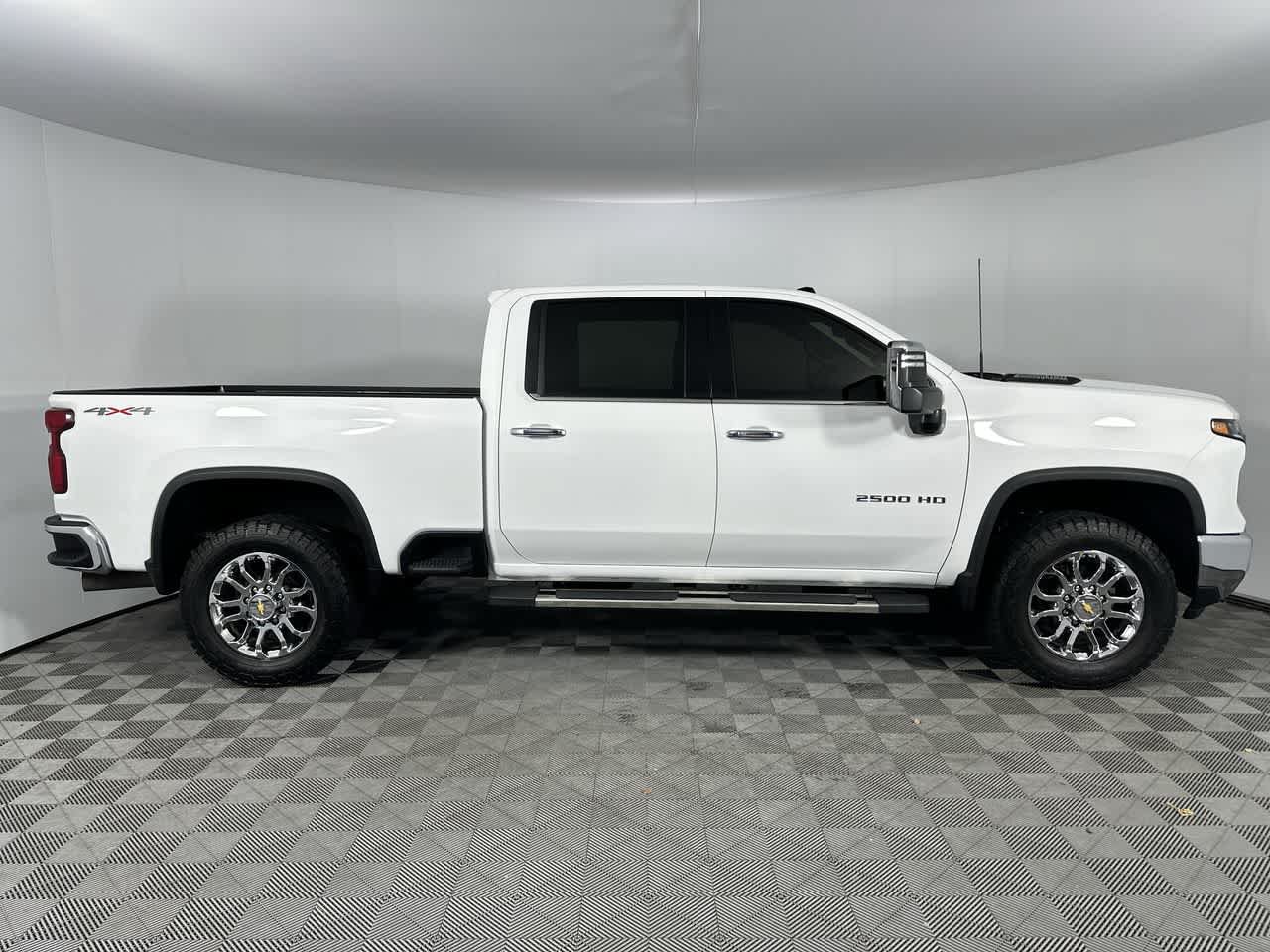 Used 2024 Chevrolet Silverado 2500 LTZ w/ LTZ Convenience Package AWD/4WD image 9