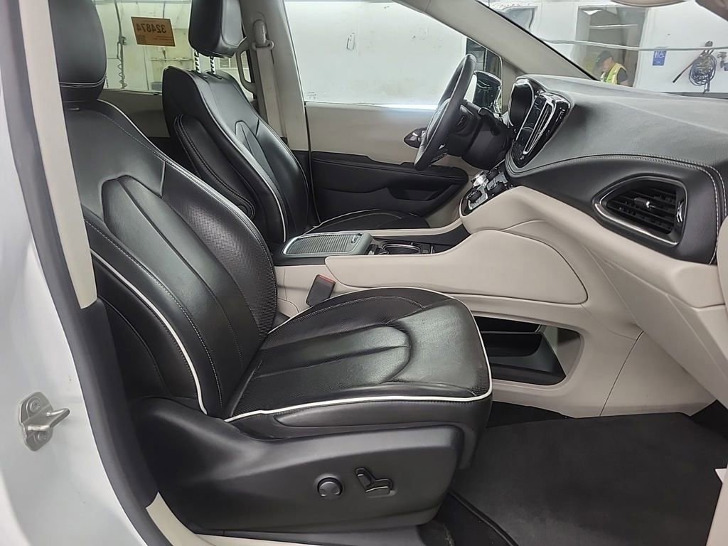 Used 2024 Chrysler Pacifica Limited FWD image 14
