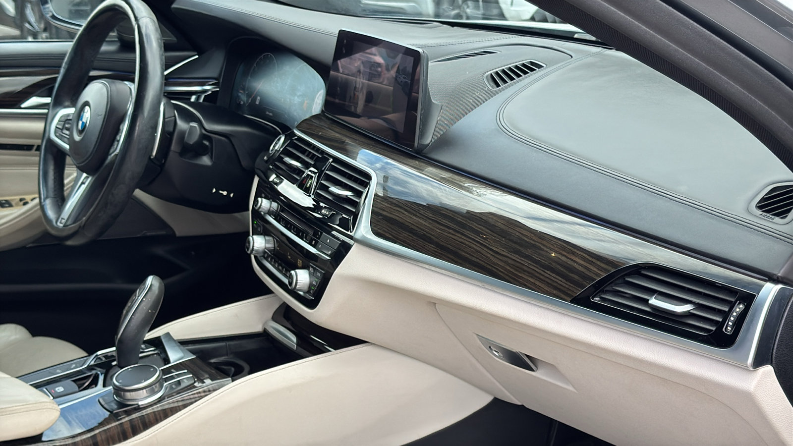 Used 2019 BMW 540i w/ M Sport Package image 29