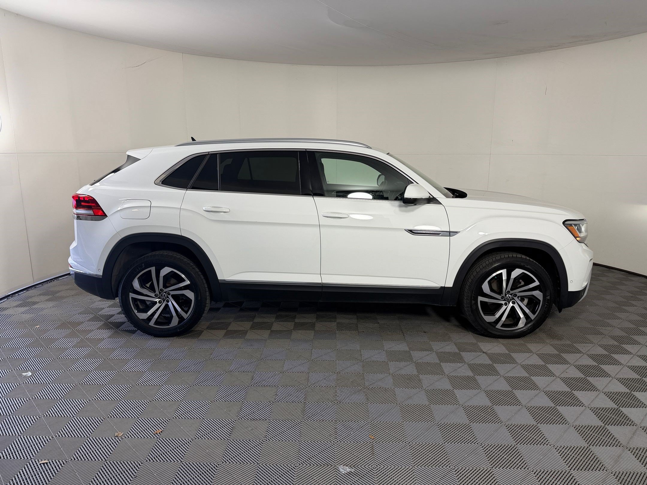 Used 2020 Volkswagen Atlas Cross Sport SEL Premium AWD/4WD image 8