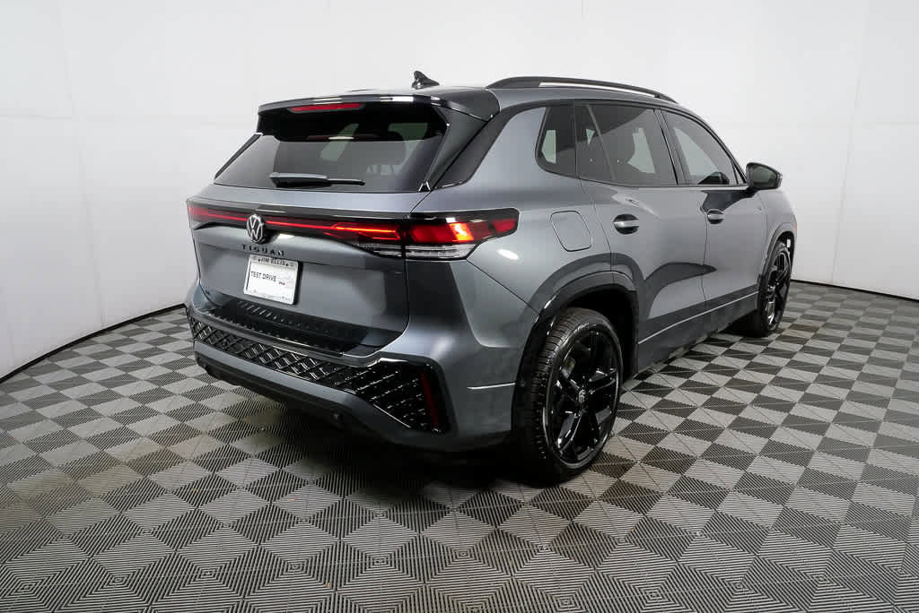 New 2026 Volkswagen Tiguan SE R-Line FWD image 3