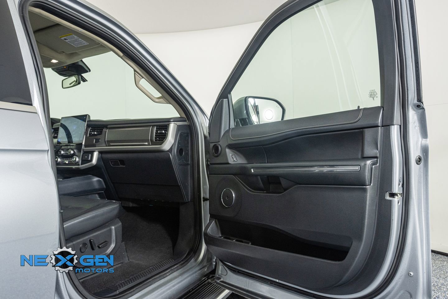 Used 2024 Ford Expedition XLT image 39