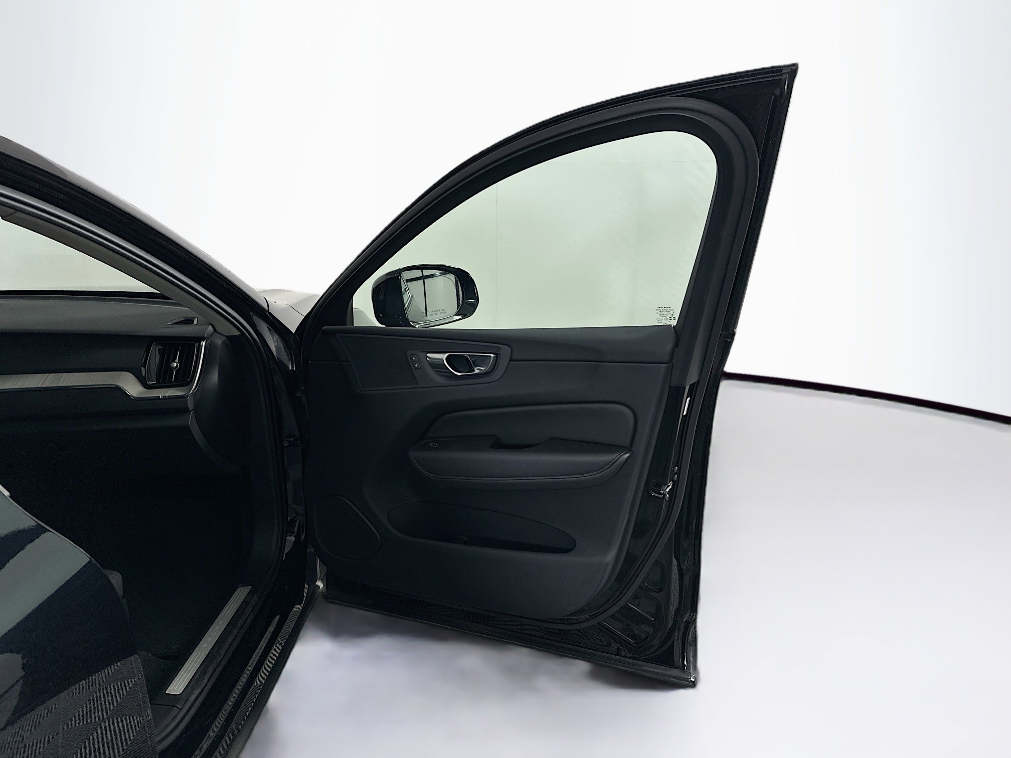 Used 2025 Volvo XC60 B5 Plus image 33