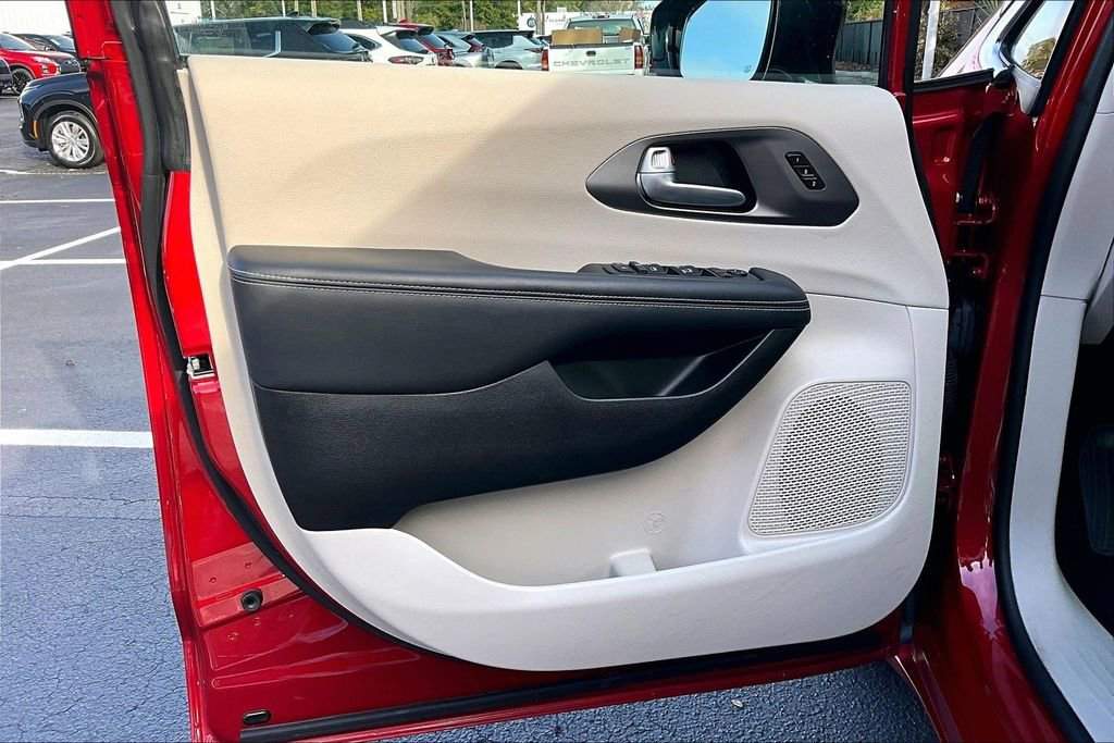 Used 2024 Chrysler Pacifica Touring-L image 20