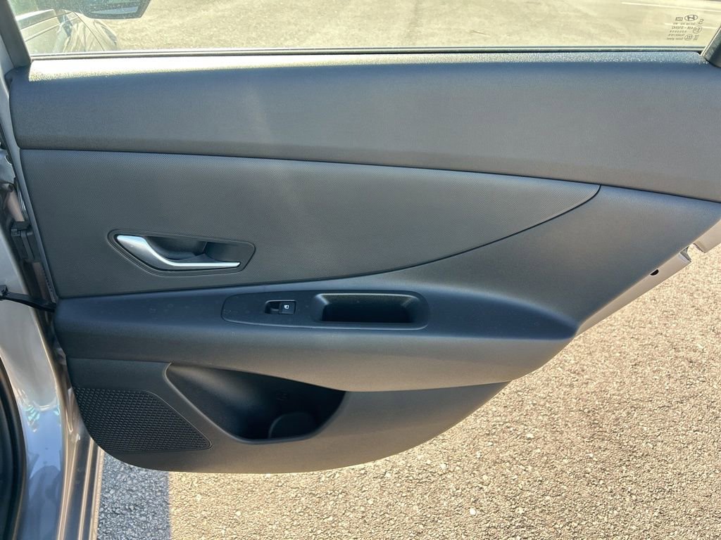 Used 2025 Hyundai Elantra SE image 43