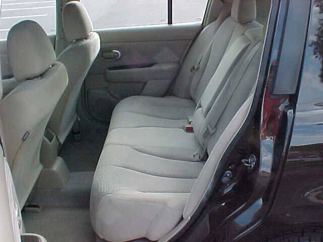 Used 2011 Nissan Versa Hatchback w/ Premium Pkg FWD image 12