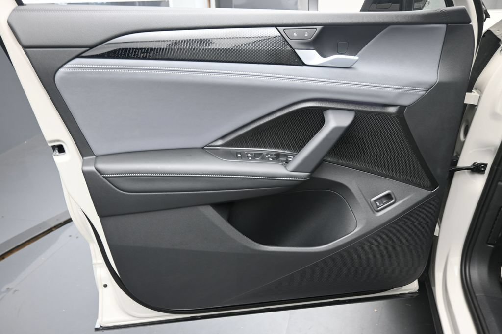 New 2026 Volkswagen Tiguan SE R-Line FWD image 20
