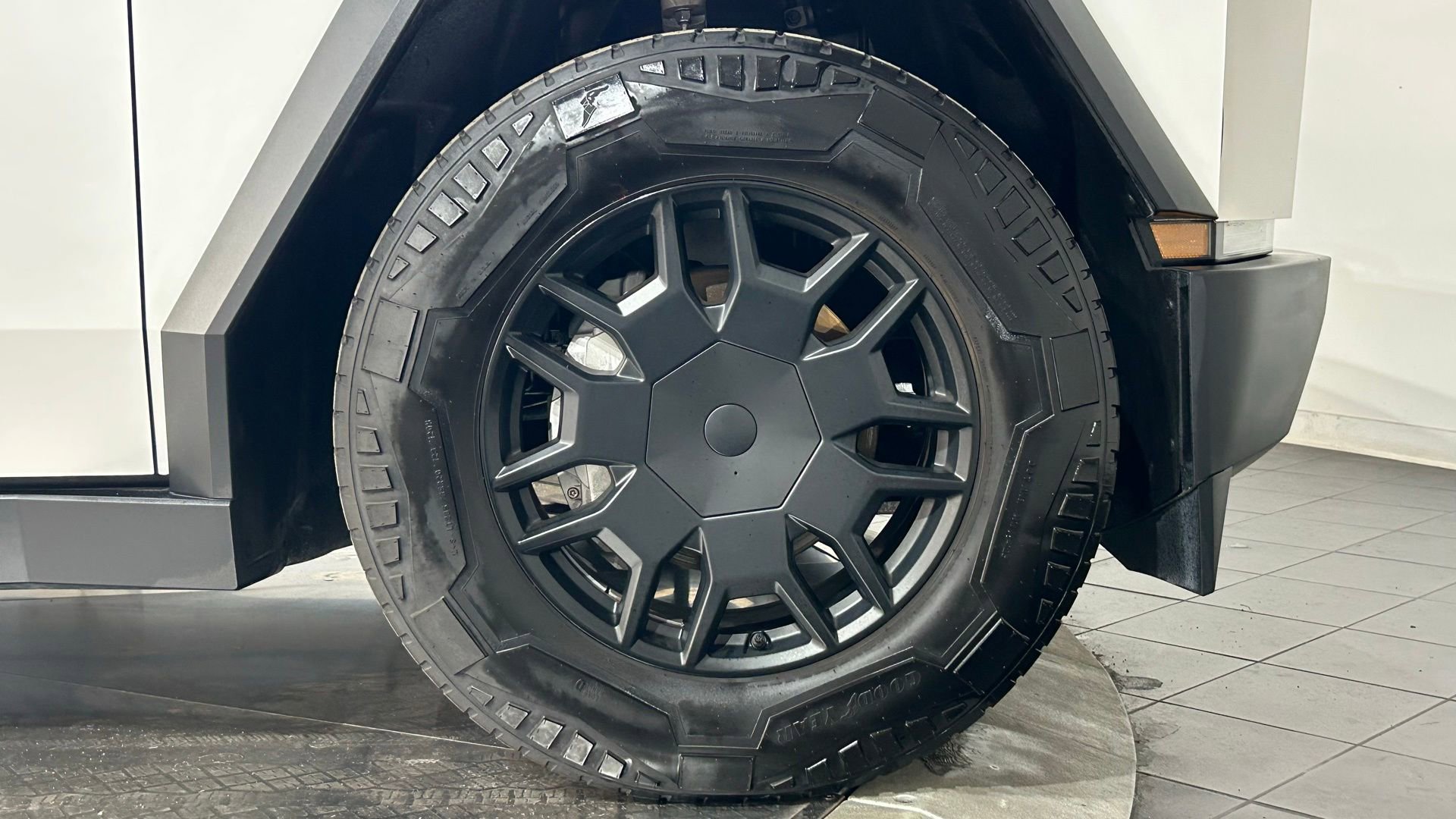 Used 2024 Tesla Cybertruck AWD Crew Cab image 21