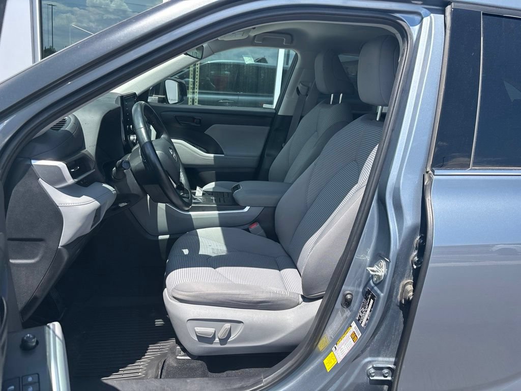 Used 2020 Toyota Highlander LE AWD/4WD image 12