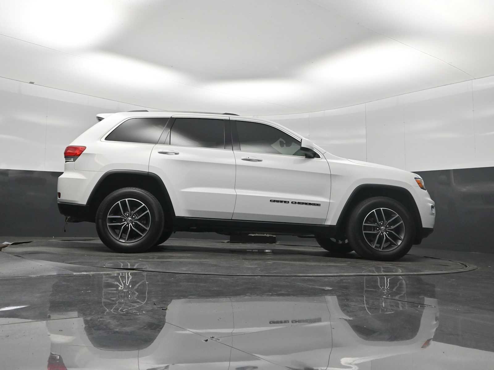 Used 2018 Jeep Grand Cherokee Laredo AWD/4WD image 49